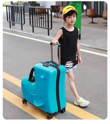 детские чемодан: Продаю чемодан. Новый в голубом и розовом цвете. Можно катать ребенка