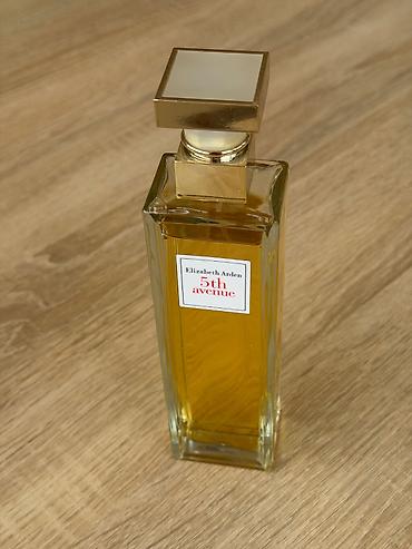crvene: Elizabeth Arden 5th Avenue je ženski elegantan svež cvetni parfem koji — 4