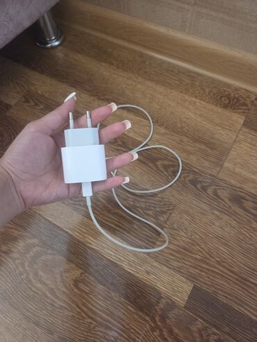 Şarj cihazları: Simsiz şarj cihazı Apple, 20 Vt, İşlənmiş