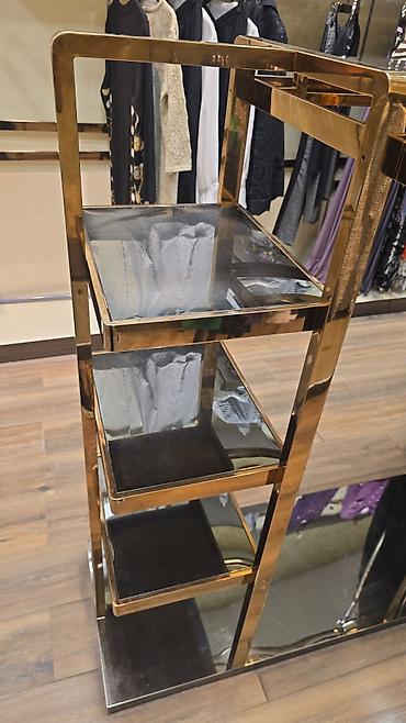 Оборудование для магазинов: Butik üçün tam vitrin və mebel sistemi Tərkib: - Qızılı metal — 2