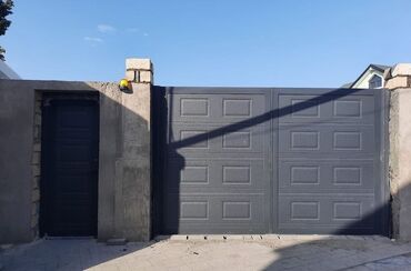 Həyət darvazaları: Naxışlı, qara rəngli ikiqapılı dəmir darvaza, üstündə və qapılarında -da lalafo.az — 9 Həyət darvazaları: Naxışlı, qara rəngli ikiqapılı dəmir darvaza, üstündə və qapılarında — 9