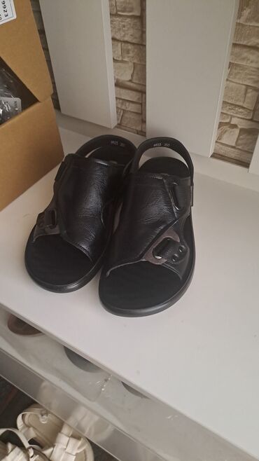 Туфли: Продаю кожанную обувь, летние сандали для мужчин, размер 40, новый