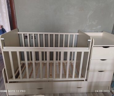 стульчик и кресло кочалка для кормления: Для девочки и мальчика, Б/у, Четырехугольная, Колыбель, Без бортиков, С матрасом, С механизмом качания