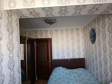 studio menziller: Məzilli, işıqlı 1 /2 yə düzəlmə mənzil. - Geniş qonaq otağı: divan — 1