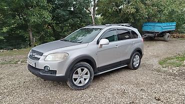 Chevrolet: Chevrolet Captiva, gümüş rəngli, 5 qapılı SUV. Əsas xüsusiyyətlər: - — 2