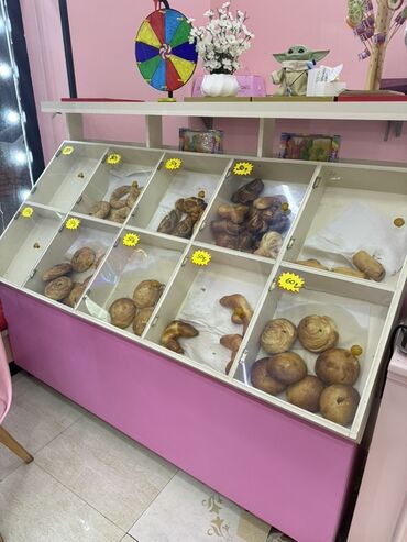 Мучные изделия: Sirniyyat ucun quru vitrin satilir. Olcusu. hun150sm eni180sm