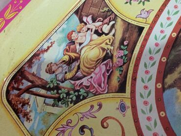 Sinilər: Bu, üzərində klassik rəsm əsərlərindən ilhamlanmış naxışlar olan — 7