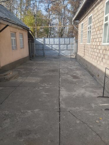 садовый стол: Дворовая территория с мощением тротуарной плиткой - Просторный