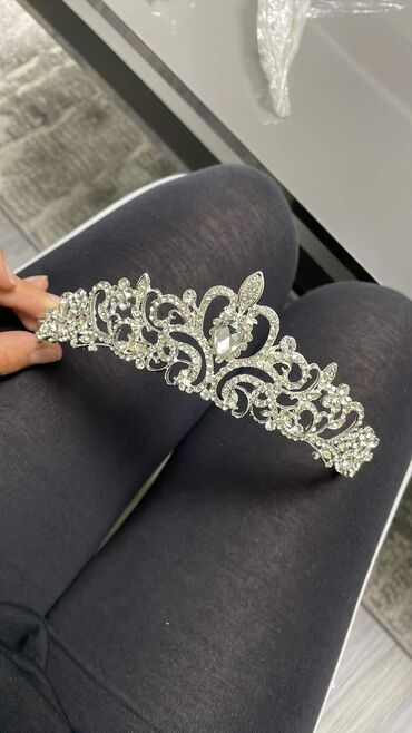 Aksesoari za kosu: Krune 
Cena 1400din — 17