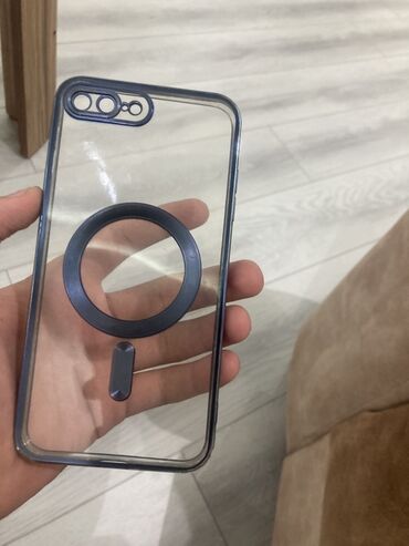Şəffaf və qara rəngli kənarları olan bu telefon qabı iPhone 7 Plus və