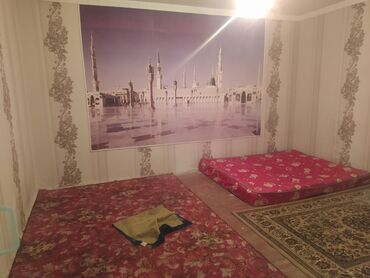 кресло сиденье: Две матрасные кровати с красными цветочными покрывалами, подходящие