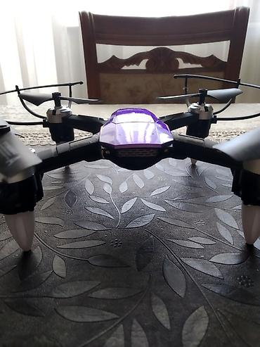 Oyuncaq helikopterlər: Oyuncaq kvadrokopter dron - Korpus rəngləri: bənövşəyi və qırmızı — 3