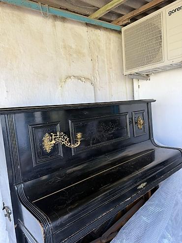qarmon satilir: Antik piano . Almaniya Leipzig J.irmler təcili satılır. Əlaqə — 4