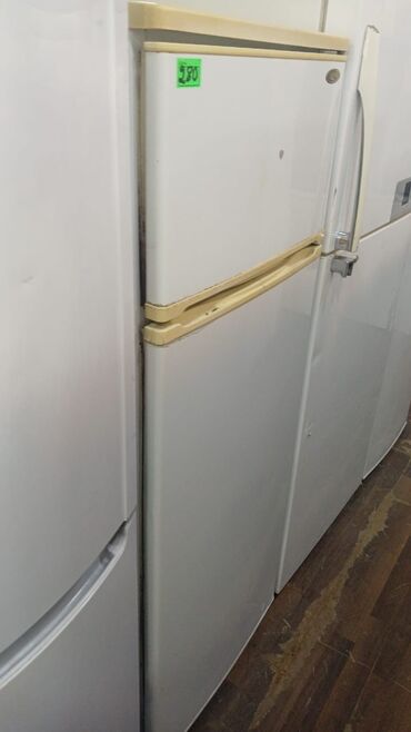 Мясорубки: İki qapılı soyuducu (yuxarıda dondurucu, aşağıda soyuducu bölmə)