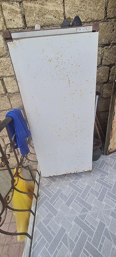 supra satışı: Aşağıdan açılan qapılı, kompakt ölçülü bir qapılı soyuducu. Sadə ağ — 1