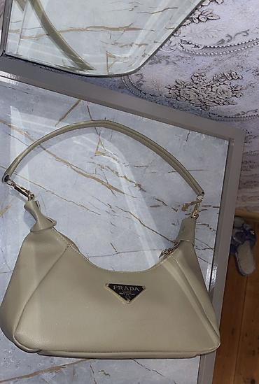 qız papaqları: Çiyin çantası, Prada, Yeni — 1