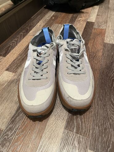 Кроссовки и спортивная обувь: Продаю ботс кеда 
Nike 
Новый 
Размер 42
Цвет:белый