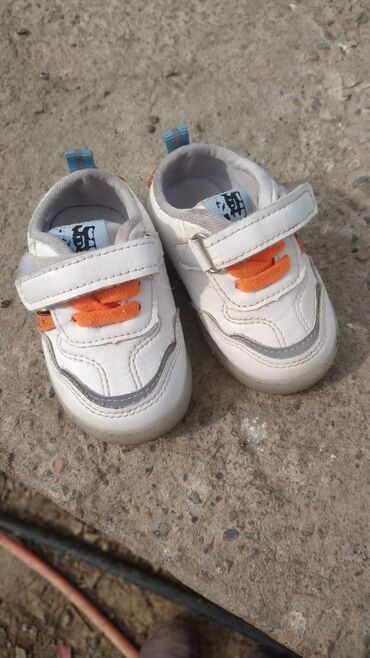 волейбол кроссовки: Детская обувь, в отличном состоянии, размер 16. 200 сом