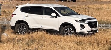 жаны машина: Белый кроссовер Hyundai Santa Fe с современным дизайном кузова