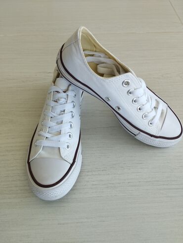 обувь белая: Продаю кеды конверсы новые. Стелька 23.5-24 см. Нам не подошёл размер