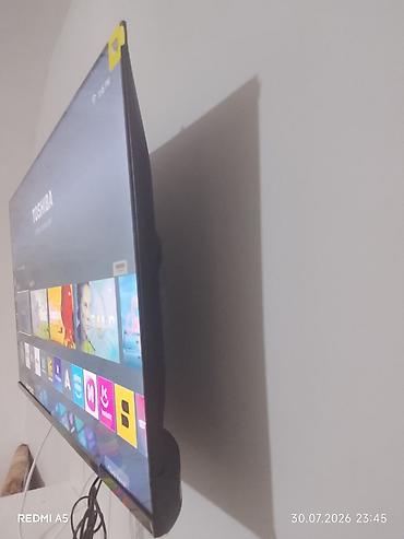aparat internet pe televizor: Toshiba smart TV – böyük ekran, nazik çərçivə, divara montaj üçün — 4