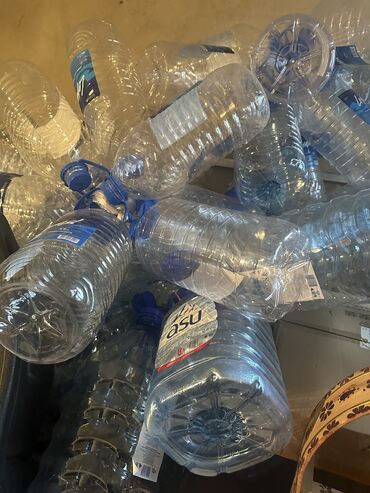 продам бутылки пластиковые: Продаю пластиковые бутылки 5-10 литр