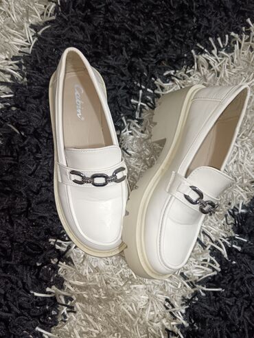 Shoes: Loafers, 39