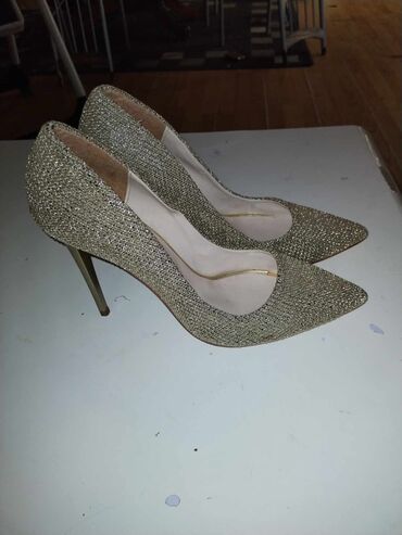 srebrna haljina kakve cipele: Salonke