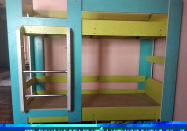 кровать с ящиками: Двухъярусная кровать из ДСП, выполненная в бирюзово-желтой цветовой