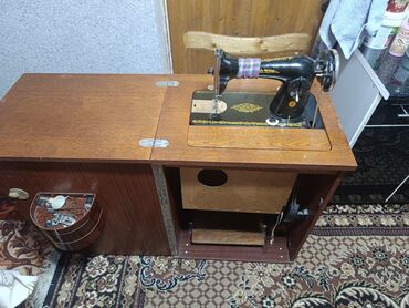 советская швейная машинка: Швейная машина