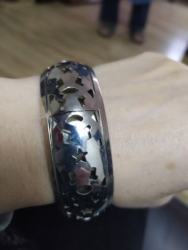 Narukvice: Prodajem dve masivne svečane narukvice,jedna debela okrugla - 1200 na lalafo.rs — 5 Narukvice: Prodajem dve masivne svečane narukvice,jedna debela okrugla - 1200 — 5