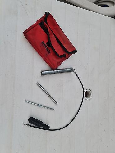 drzac merdevina: Originalni Ducati set alata u crvenoj torbici. Set sadrži: - crvenu — 1