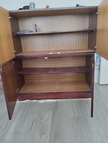 Digər dolablar: Klassik üslubda, ağac teksturalı dörd qapılı asma/üst dolab bölməsi — 5