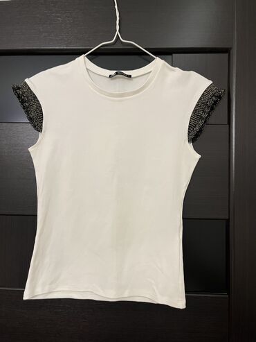 Futbolka və maykalar: Zara kofta 🤍 bir iki defe geyilib teze kimidir Qolları kantlı model S — 10