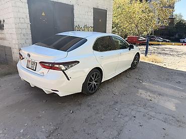 469 уаз: Toyota Camry: 2021 г., 2.5 л, Автомат, Гибрид, Седан — 1