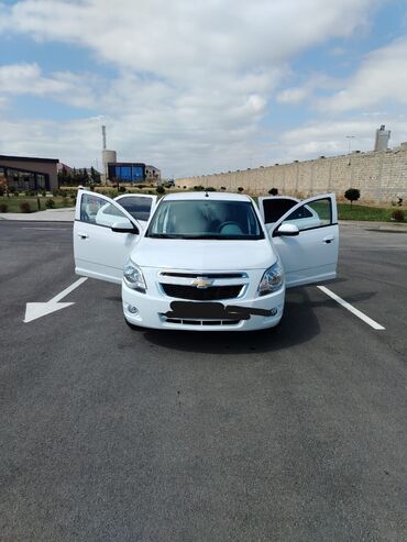 Chevrolet: Ağ rəngdə Chevrolet Cobalt avtomobili. Salonda oturacaqlar üçün