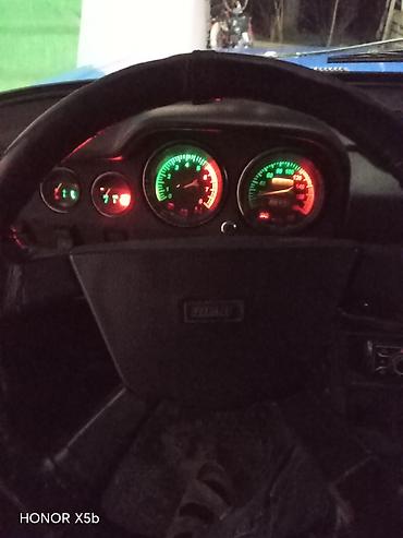 canqan uni z: VAZ 2106, mavi rəng. Klassik sedan gövdə, xrom ön barmaqlıq və dəyirmi — 2