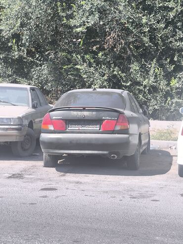 аутлендер оутлендер аиртрек айртрек: Седан Mitsubishi Lancer темного цвета, оснащенный характерными задними