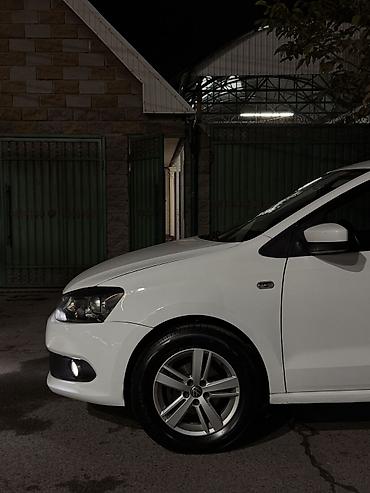 накитки: Volkswagen Polo: 2013 г., 1.6 л, Механика, Бензин, Седан — 4