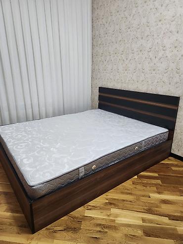 Çarpayılar: İki nəfərlik taxta çarpayı və döşək dəsti - Ölçü: təxminən 160x200 sm — 2