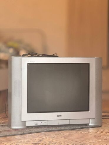 мониторы 4:3: ЭЛТ телевизор LG в серебристом корпусе, оснащенный фронтальными