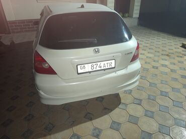 хондо цивик: Автомобиль Honda Civic в кузове хэтчбек белого цвета. Модель оснащена