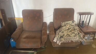 шкафчик с зеркалом: Кире бериш үчүн шкаф, Күзгүсү менен