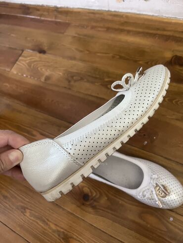 белая обувь: Продаю кожаные туфли на девочку. Размер 35. Ортопедическая, кожаная