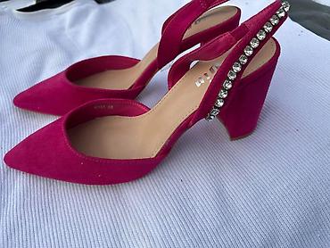 irregular choice sandals: Elegantne ženske cipele u upečatljivoj ciklama/roze nijansi. Model je — 2