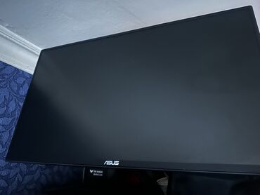 Monitorlar: Qara rəngdə, nazik çərçivəli Asus oyun monitoru. Masaüstü kompüterlər