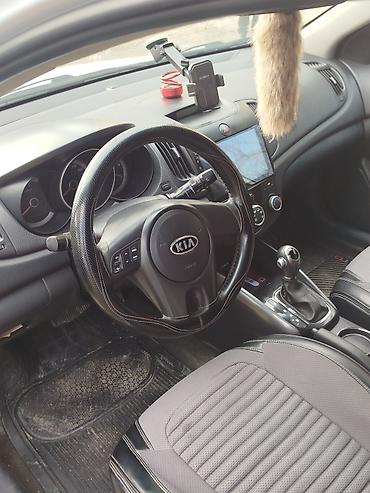 Kia: Kia Cerato hatchback – ağ rəngli, 5 qapılı. Xüsusiyyətlər: - Kuzov — 7