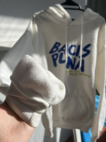 Рубашки: Ağ rəngli kapüşonlu svitşot - Ön hissədə “BACIS PLNA” yazılı qrafik