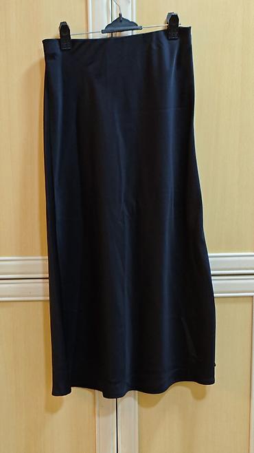 Qara rəngli sadə dizaynlı ətək - Model: düz kəsim, minimalistik -