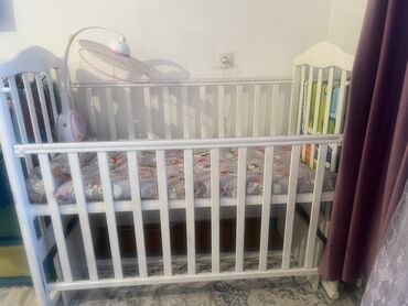 Детские односпальные кровати: Детская кроватка с продольным маятником и опускающейся передней